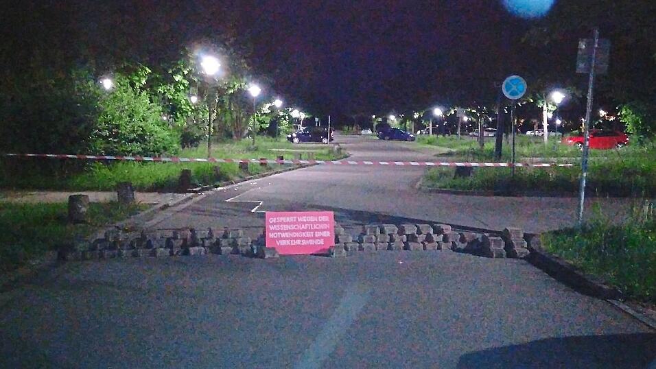 So hinterließen Aktivisten die Parkplatz-Einfahrt der Uni.