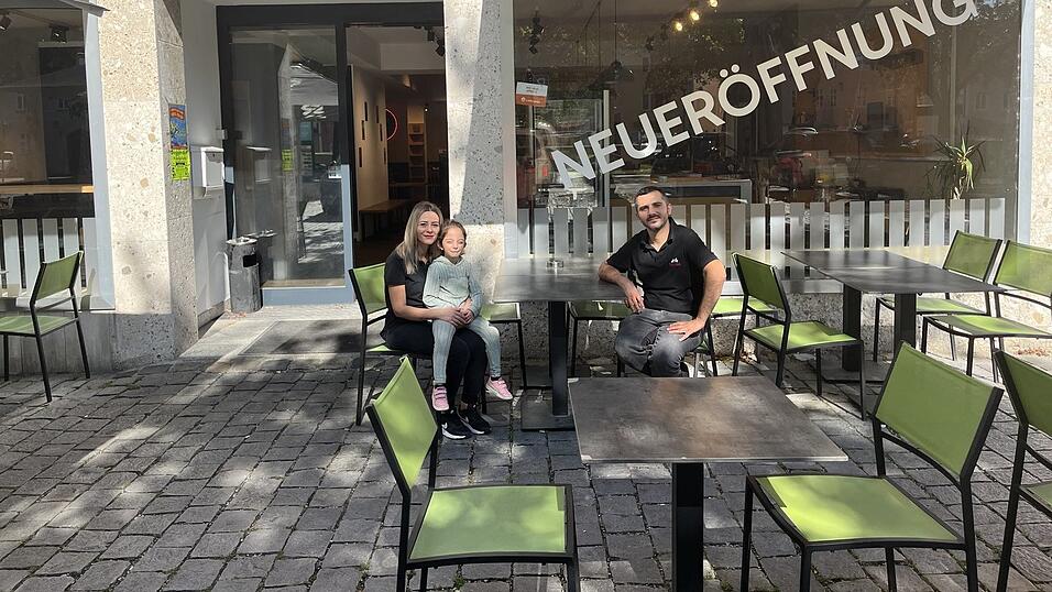 Eyüp und Ebru Incesu (v.r.) mit ihrer kleinen Tochter vor ihrem türkischen Restaurant.