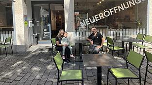Eyüp und Ebru Incesu (v.r.) mit ihrer kleinen Tochter vor ihrem türkischen Restaurant.