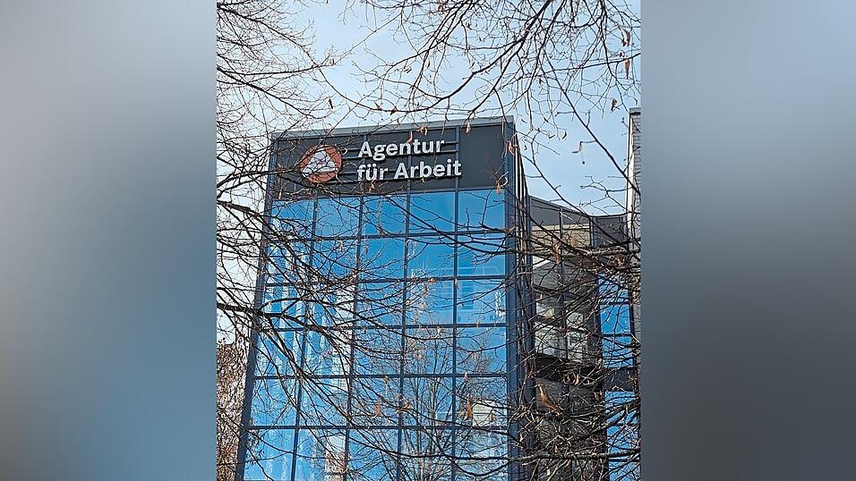 Schon mehrfach hat der Angeklagte Leistungen der Arbeitsagentur bezogen, obwohl er bereits wieder Arbeit gefunden hatte.