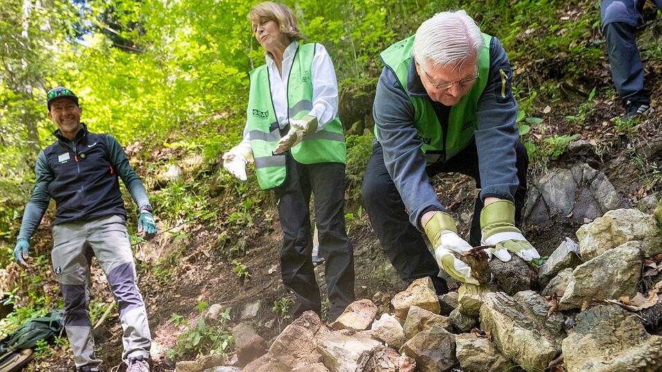 Bundespr&auml;sident Frank-Walter Steinmeier  und seine Frau Elke B&uuml;denbender packten beim Wegebau mit an.