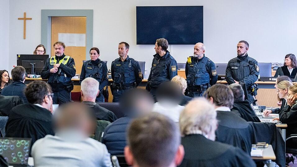 Bei Prozessen mit mehreren Angeklagten sind oft eine ganze Reihe von Polizeibeamten im Einsatz. (Archivbild) Bei Prozessen mit mehreren Angeklagten sind oft eine ganze Reihe von Polizeibeamten im Einsatz. (Archivbild)