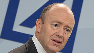 John Cryan, Co-Vorstandsvorsitzender der Deutschen Bank, steht während einer Pressekonferenz des Finanzinstituts am 29.10.2015 in Frankfurt am Main (Hessen) auf dem Podium. Die Deutsche Bank stellt am 28.01.2016 ihre Jahreszahlen vor.