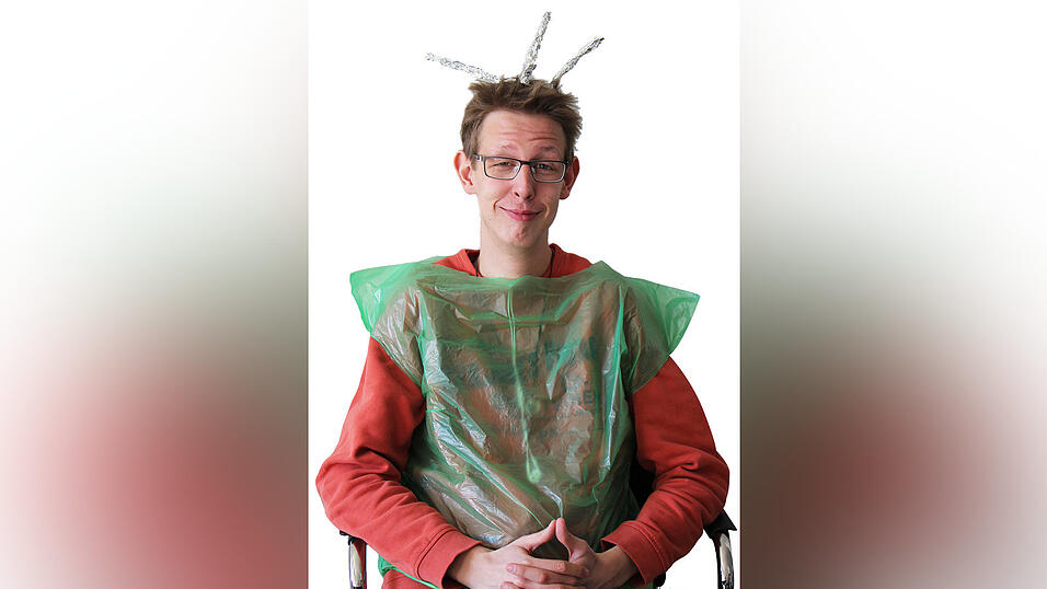 Haushaltsutensilien: Au&szlig;erirdische kommen immer gut an. Wer Lust hat, als Marsm&auml;nnchen auf eine Faschingsparty zu gehen, der schnappt sich einfach einen gr&uuml;nen M&uuml;llsack, Haushaltsgummis und Alufolie. In den M&uuml;llsack L&ouml;cher f&uuml;r Arme und Kopf schneiden - schon hast du ein galaktisches Oberteil. Fehlen noch die Antennen auf dem Kopf. Dazu einfach die Haare mit kleinen Haushaltsgummis zusammenbinden und dann mit Alufolie umwickeln. Fertig ist das Marsm&auml;nnchen.