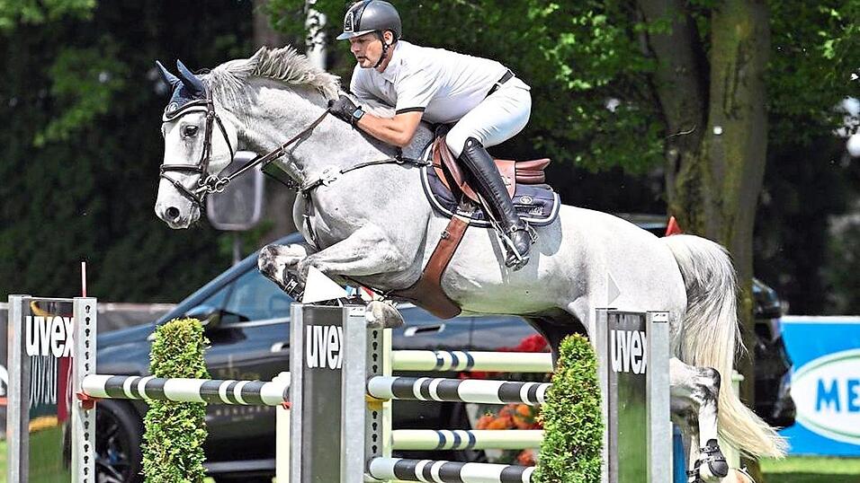 Mit vier fehlerfreien Runden gelang Bernd Hofbauer und Jupiter bei den Bayerischen Meisterschaften in München eine einmalige Leistung in ihrer Disziplin. Mit vier fehlerfreien Runden gelang Bernd Hofbauer und Jupiter bei den Bayerischen Meisterschaften in München eine einmalige Leistung in ihrer Disziplin.