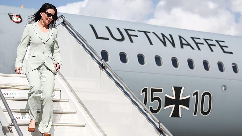Annalena Baerbock (Bündnis 90/Die Grünen), tritt ihre vielleicht letzte Auslandsreise als Bundesaußenministerin an. Nun schlägt die Bundesregierung sie für den Posten als Präsidentin der UN-Generalversammlung vor.