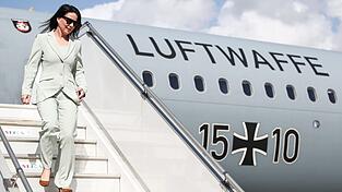 Annalena Baerbock (Bündnis 90/Die Grünen), tritt ihre vielleicht letzte Auslandsreise als Bundesaußenministerin an. Nun schlägt die Bundesregierung sie für den Posten als Präsidentin der UN-Generalversammlung vor. Annalena Baerbock (Bündnis 90/Die Grünen), tritt ihre vielleicht letzte Auslandsreise als Bundesaußenministerin an. Nun schlägt die Bundesregierung sie für den Posten als Präsidentin der UN-Generalversammlung vor.