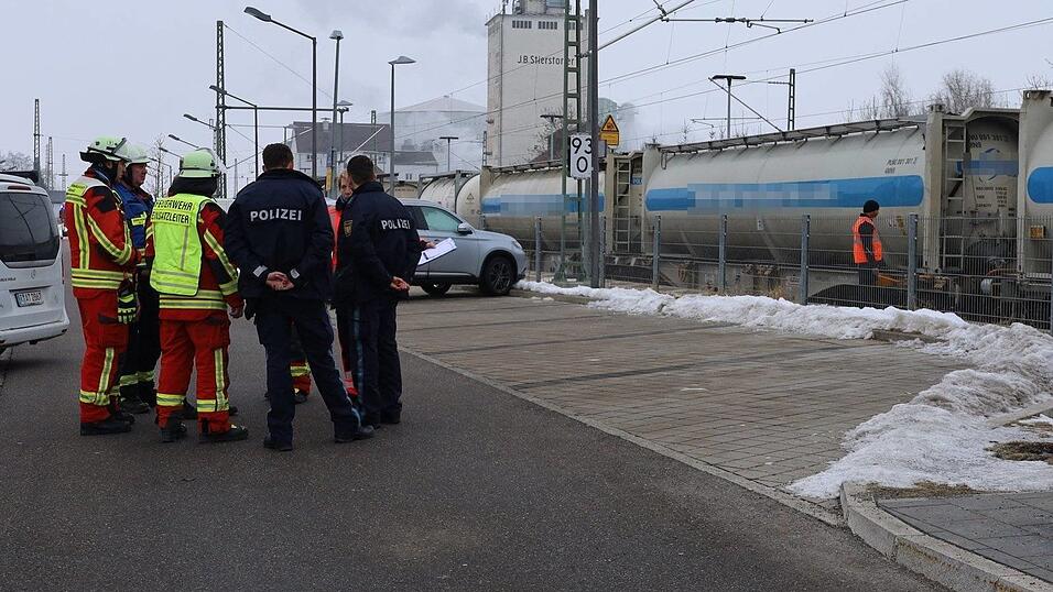 Die eingesetzten Kräfte bei einer Besprechung am Samstagvormittag beim Sünchinger Bahnhof. Die eingesetzten Kräfte bei einer Besprechung am Samstagvormittag beim Sünchinger Bahnhof.