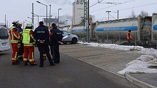 Die eingesetzten Kr&auml;fte bei einer Besprechung am Samstagvormittag beim S&uuml;nchinger Bahnhof.