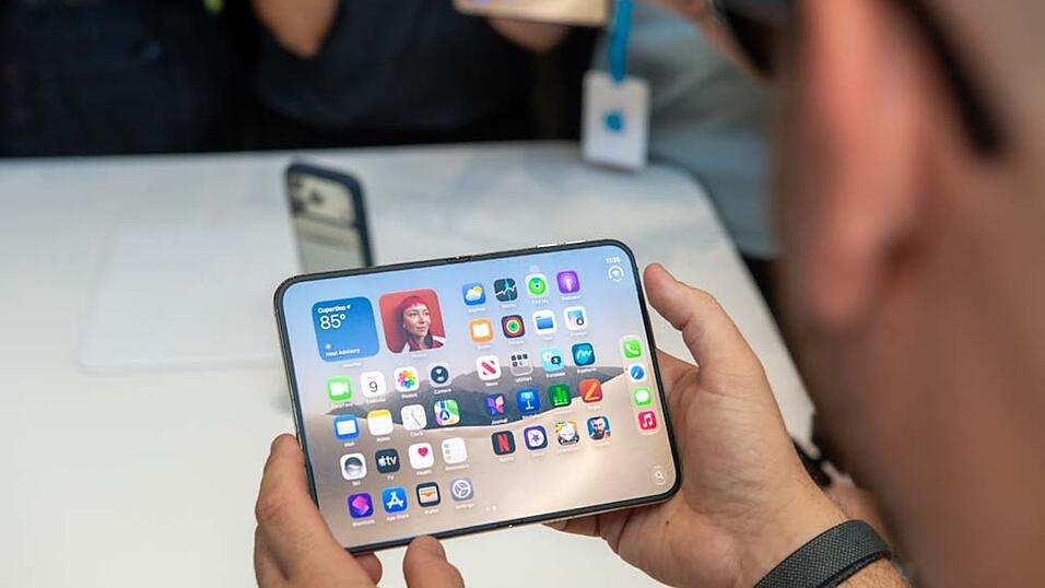 Laut Apple soll beim iPhone Duo die Falte in der Mitte des aufklappbaren Bildschirms deutlich weniger sichtbar sein als in Modellen der Konkurrenz. Laut Apple soll beim iPhone Duo die Falte in der Mitte des aufklappbaren Bildschirms deutlich weniger sichtbar sein als in Modellen der Konkurrenz.