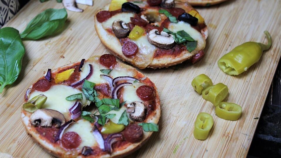 So sieht sie aus, die fertige Bagel-Pizza. Blitzschnell gemacht und einfach lecker. Beim Belag sind natürlich der Fantasie keine Grenzen gesetzt.