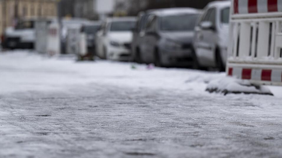 Blick auf einen vereisten Gehweg. Wegen Blitzeis fällt im Landkreis Landshut die Schule aus Blick auf einen vereisten Gehweg. Wegen Blitzeis fällt im Landkreis Landshut die Schule aus