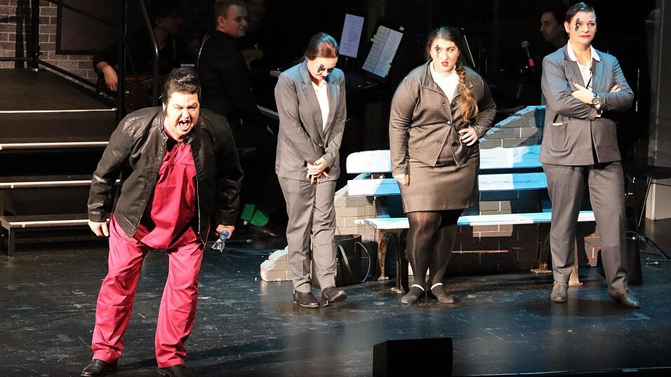 Achim Wimmer als fieser Zahnarzt Dr. Orin Scrivello, neben ihm die 'Ronettes': Karin Hartenstein (v. l.), Barbara Roscher und Diana Wimmer. Achim Wimmer als fieser Zahnarzt Dr. Orin Scrivello, neben ihm die 'Ronettes': Karin Hartenstein (v. l.), Barbara Roscher und Diana Wimmer.