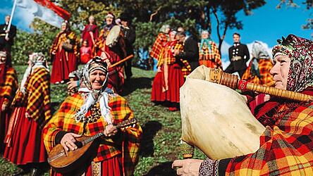 Die Suiti sind eine katholische Mikro-Minderheit in einem ansonsten protestantischen Umland in Lettland. Ein Merkmal ihrer Kultur sind die farbenfrohen Trachten der Frauen und ihre Musik.