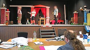 Konzentrierte Probenarbeit hinter Gittern mit Co-Regisseur Stefan Limbrunner: Eine Szene aus 'Romulus, der Große'.