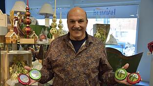 Franz Haimerl bietet in seinem Laden viele Produkte mit Hopfenmotiv an.