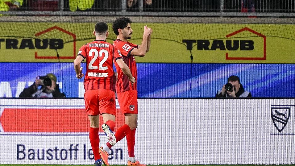Mit einem mit den Händen geformten Herz feierte Eren Dinkçi seinen Treffer zum 1:1. Mit einem mit den Händen geformten Herz feierte Eren Dinkçi seinen Treffer zum 1:1.