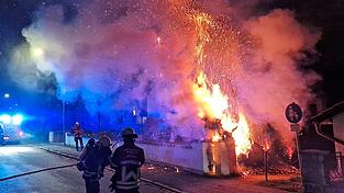 Am Freitagabend ist in der Gartenstraße eine Hecke in Brand geraten.