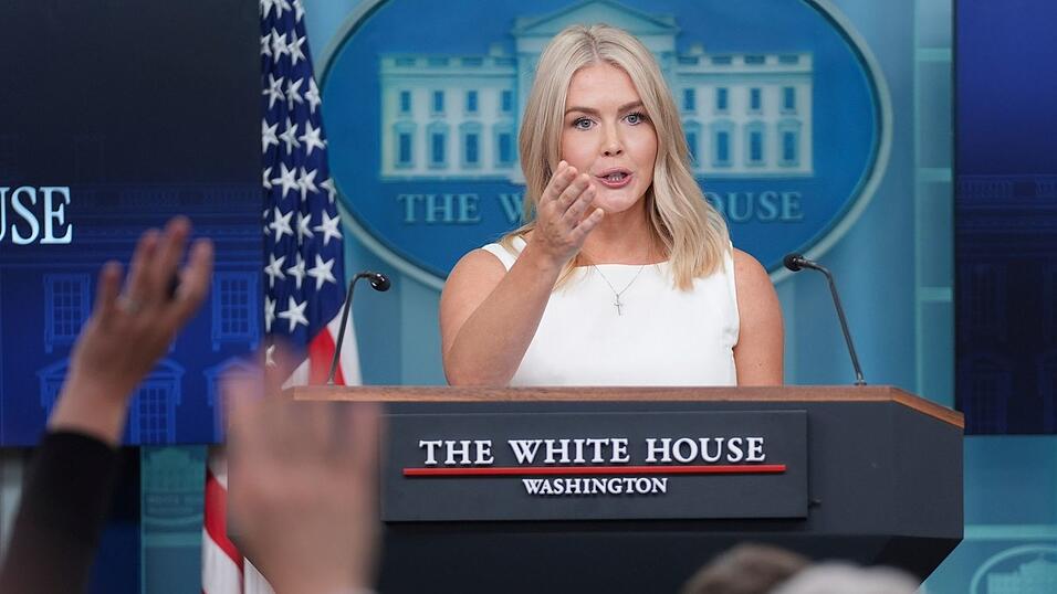 Trumps Sprecherin Karoline Leavitt stellt klar, dass die Visa-Gebühr nicht jährlich erhoben wird. Trumps Sprecherin Karoline Leavitt stellt klar, dass die Visa-Gebühr nicht jährlich erhoben wird.