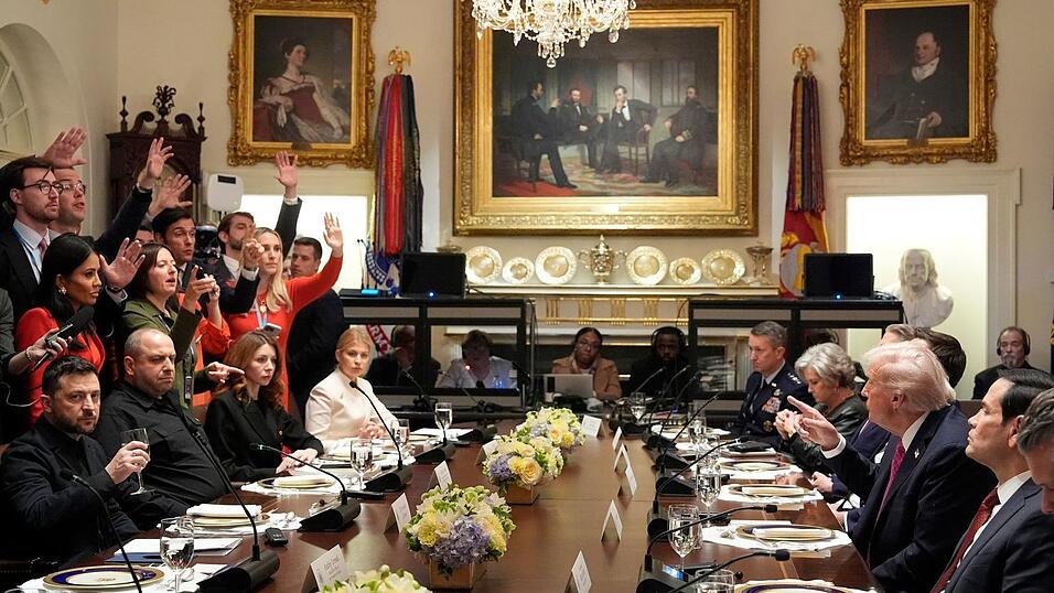 Trump und Selenskyj sprechen im Weißen Haus.