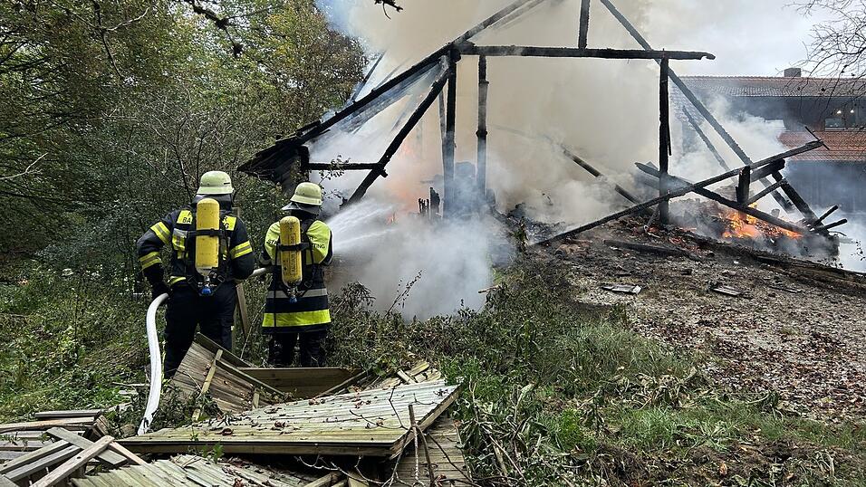Eine Scheune in Rimbach fing Feuer. 180 Einsatzkräfte waren vor Ort. Eine Scheune in Rimbach fing Feuer. 180 Einsatzkräfte waren vor Ort.