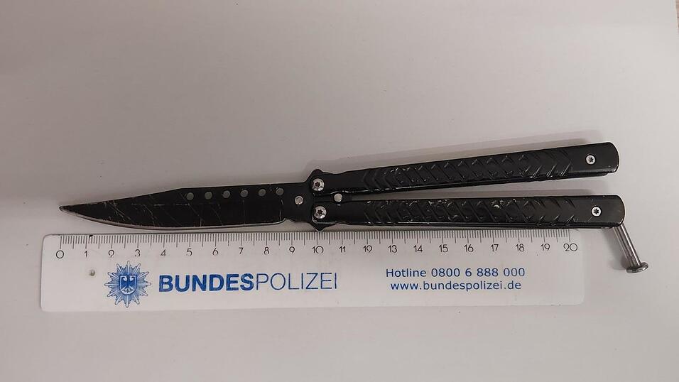 Das über 20 Zentimeter lange Butterflymesser wurde einem Jugendlichen abgenommen. Das über 20 Zentimeter lange Butterflymesser wurde einem Jugendlichen abgenommen.