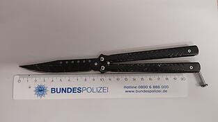Das über 20 Zentimeter lange Butterflymesser wurde einem Jugendlichen abgenommen. Das über 20 Zentimeter lange Butterflymesser wurde einem Jugendlichen abgenommen.