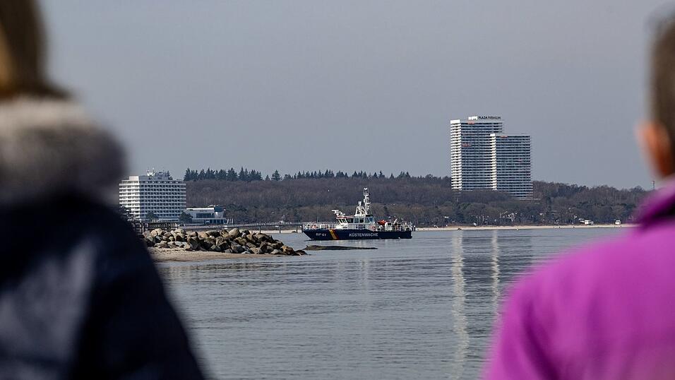 Spazierg&auml;nger nehmen Anteil am Schicksal des Wals.