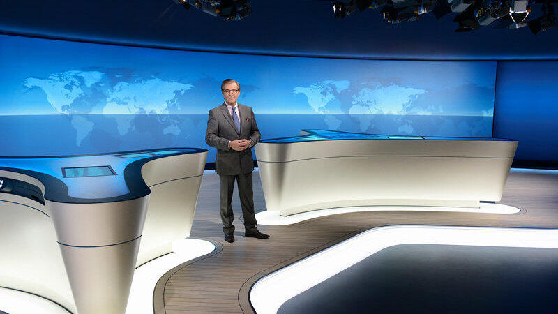 Moderator Jan Hofer steht in Hamburg im Studio der Tagesschau.