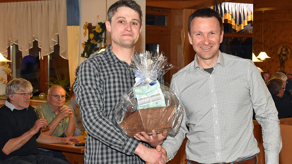 Der Vorsitzende des Vermittlungsrings, Sebastian Wensauer (l.), dankte Matthias Neuner für sein Referat. Der Vorsitzende des Vermittlungsrings, Sebastian Wensauer (l.), dankte Matthias Neuner für sein Referat.