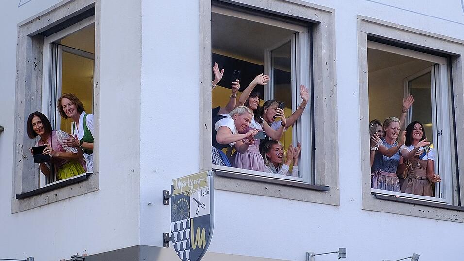 Zahlreiche Musik- und Trachtengruppen zogen nach dreij&auml;hriger Pause am Freitagabend zum Festplatz Am Hagen.