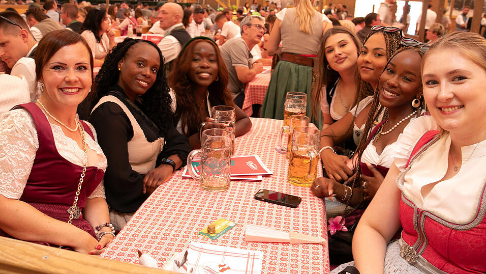 Die Partybilder vom Sonntag, 10. August, aus dem Festzelt Krönner. Die Partybilder vom Sonntag, 10. August, aus dem Festzelt Krönner.