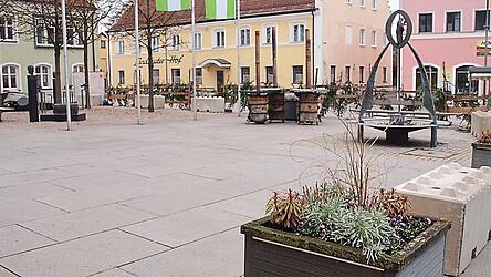 Nippen neben dem Betonblock: Der Bauhof sorgte f&uuml;r die zus&auml;tzliche Sicherheitsma&szlig;nahme am Gl&uuml;hweinstand vor dem Rathaus.