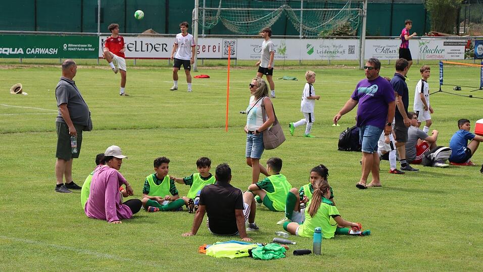 Fußball auf dem Platz, Gespräche am Spielfeldrand: Das Sportparkfest des FC Furth im Wald bot Sport und Begegnung für alle Generationen. Fußball auf dem Platz, Gespräche am Spielfeldrand: Das Sportparkfest des FC Furth im Wald bot Sport und Begegnung für alle Generationen.