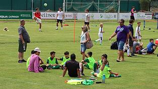 Fu&szlig;ball auf dem Platz, Gespr&auml;che am Spielfeldrand: Das Sportparkfest des FC Furth im Wald bot Sport und Begegnung f&uuml;r alle Generationen.