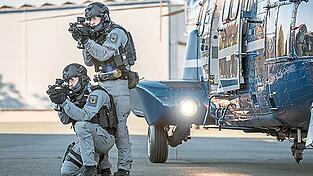 Mit einer Vorf&uuml;hrung ist auch die Anti-Terror-Einheit BFE+ in Deggendorf vor Ort.