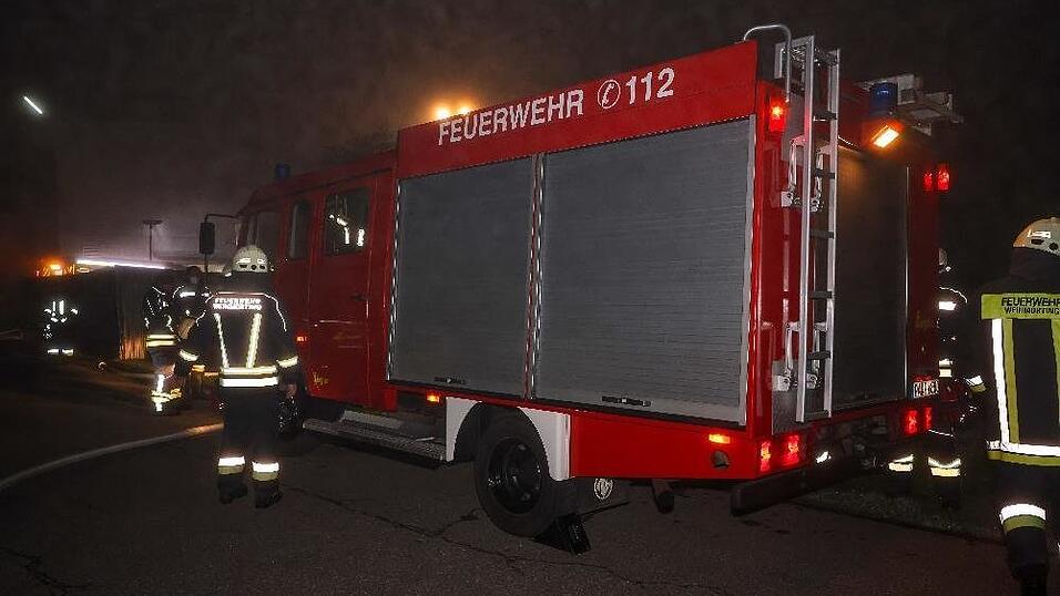 In der Nacht auf Mittwoch brannte eine Kerzenfabrik in Rotthalmünster (Kreis Passau). Der Schaden wird aktuell auf rund 250.000 Euro geschätzt.