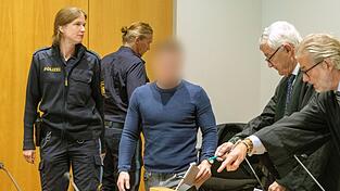 Der Angeklagte kommt in den Gerichtssaal.