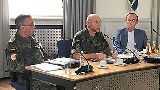 Zwei hochrangige Bundeswehrvertreter sprachen im Stadtrat zur veränderten Sicherheitslage in Europa und erklärten auf was sie sich vorbereiten.