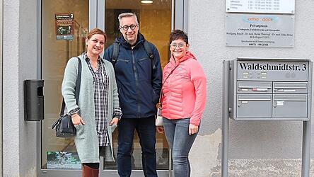 Stefanie Sperl (von links), Christian Haringer und Simona Adam sind an Diabetes Typ I erkrankt und helfen einander im Umgang mit der Krankheit. F&uuml;r ihre Selbsthilfegruppe treffen sie sich regelm&auml;&szlig;ig in der Chamer Waldschmidtstra&szlig;e.