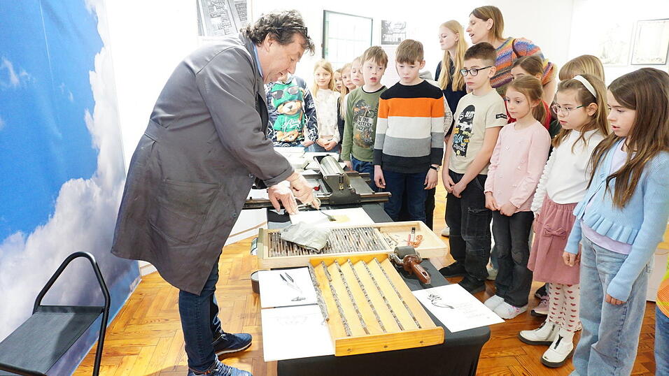 Horst Pinsker bringt die Namen des jeweiligen Kindes mittels Handdruckpresse und Druckfarbe auf DIN A5-Karten mit den Morgenstern-Gedichten auf. Fotos: Horst Pinsker bringt die Namen des jeweiligen Kindes mittels Handdruckpresse und Druckfarbe auf DIN A5-Karten mit den Morgenstern-Gedichten auf. Fotos: