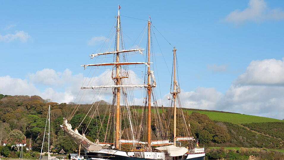 Die Thor Heyerdahl segelt wieder. Das 'Klassenzimmer unter Segeln' (KUS) ist zum vierten Mal unterwegs. 32 Schüler aus Deutschland sind 190 Tage auf dem Atlantik unterwegs. Die Thor Heyerdahl segelt wieder. Das 'Klassenzimmer unter Segeln' (KUS) ist zum vierten Mal unterwegs. 32 Schüler aus Deutschland sind 190 Tage auf dem Atlantik unterwegs.