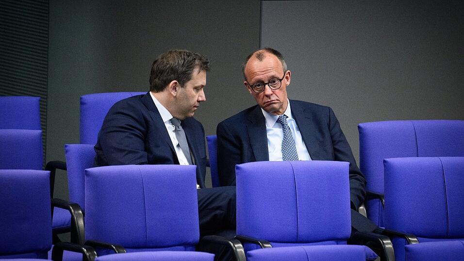 SPD-Co-Chef Lars Klingbeil (l.) und CDU-Chef Friedrich Merz beraten unter vier Augen. Sie brauchen die Grünen, um das Grundgesetz zu ändern. Die Öko-Partei bleibt stur. SPD-Co-Chef Lars Klingbeil (l.) und CDU-Chef Friedrich Merz beraten unter vier Augen. Sie brauchen die Grünen, um das Grundgesetz zu ändern. Die Öko-Partei bleibt stur.