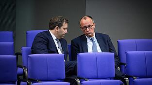 SPD-Co-Chef Lars Klingbeil (l.) und CDU-Chef Friedrich Merz beraten unter vier Augen. Sie brauchen die Grünen, um das Grundgesetz zu ändern. Die Öko-Partei bleibt stur.