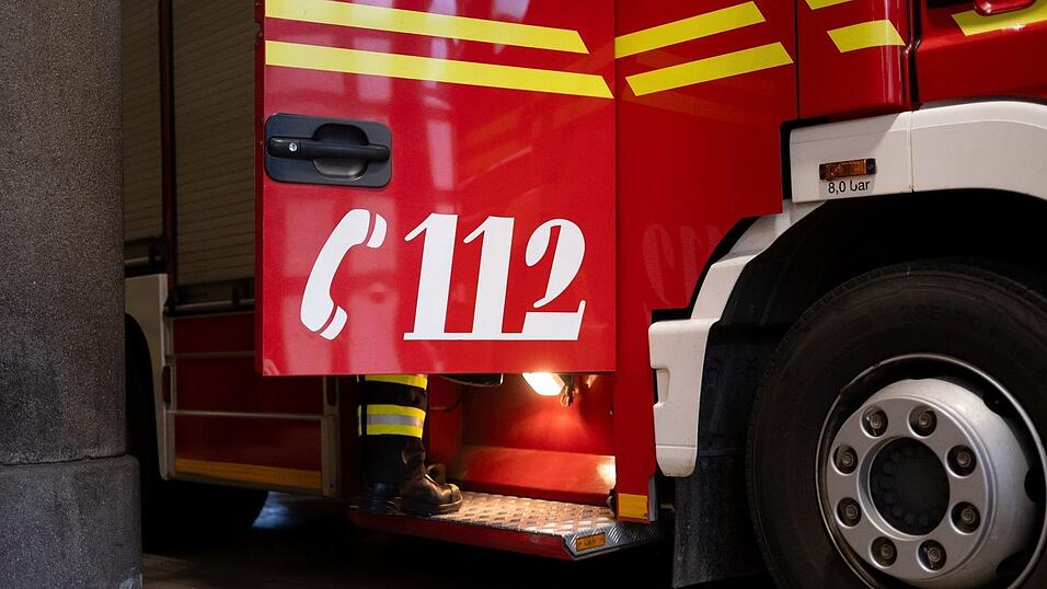Die Feuerwehr kommt zur Rettung und hilft dem Handwerker aus seiner misslichen Lage. (Symbolbild)