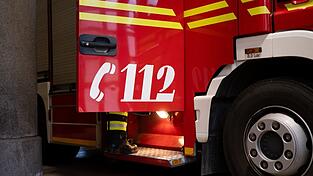 Die Feuerwehr kommt zur Rettung und hilft dem Handwerker aus seiner misslichen Lage. (Symbolbild)