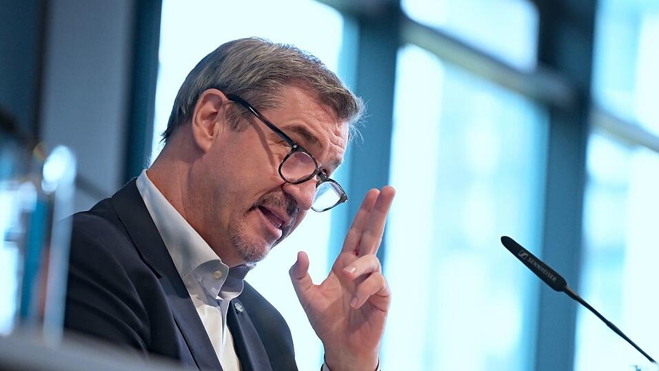 Söder gratuliert Cem Özdemir - schimpft aber dennoch. Söder gratuliert Cem Özdemir - schimpft aber dennoch.