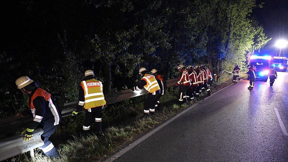 Die nächtliche Bergung des Fahrzeugs aus dem Wald an der Kreisstraße bei Hippenstall erwies sich als aufwändig. Die nächtliche Bergung des Fahrzeugs aus dem Wald an der Kreisstraße bei Hippenstall erwies sich als aufwändig.