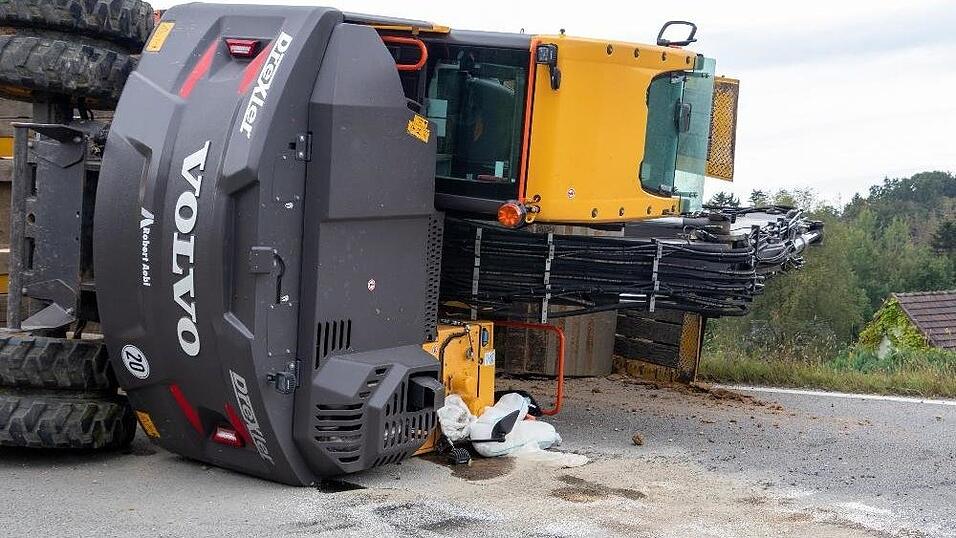 Spektakulärer Unfall am Donnerstagnachmittag in Vilshofen (Kreis Passau). Dort ist ein Lkw-Anhänger samt geladenem Bagger umgestürzt. Spektakulärer Unfall am Donnerstagnachmittag in Vilshofen (Kreis Passau). Dort ist ein Lkw-Anhänger samt geladenem Bagger umgestürzt.