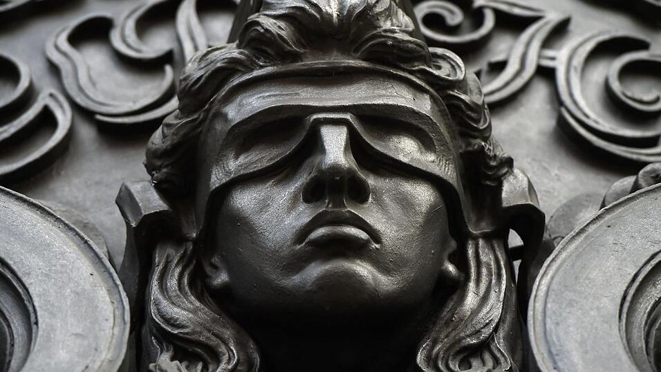 Eine Figur der blinden Justitia.